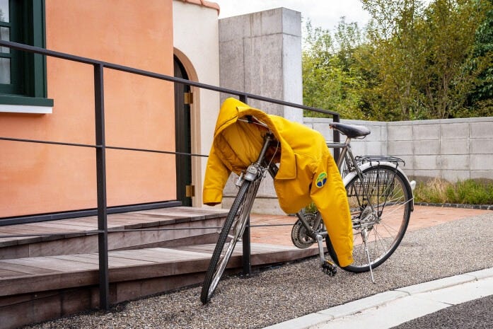 「地球屋」の前には、主人公のひとり、天沢聖司の自転車とジャンパーがさりげなく置いてあります。そして、触っても着てみても大丈夫。この自由さがいいですね