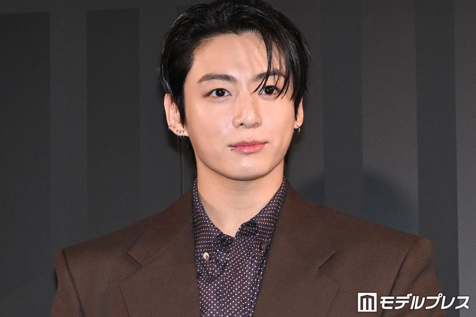 BTSジョングク、フォトコール来場で歓声止まず 階段降り颯爽と登場【HUBLOT NIGHT】