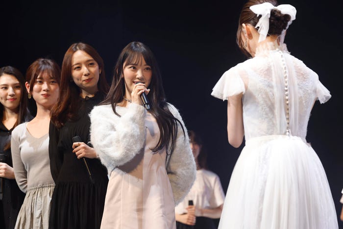 相楽伊織、伊藤純奈、新内眞衣、堀未央奈、鈴木絢音/「鈴木絢音卒業セレモニー」より(提供写真)