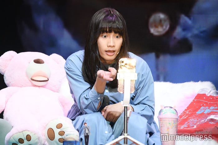 「スクショタイム早くない?」と指摘する丈子(藤原丈一郎)(C)モデルプレス