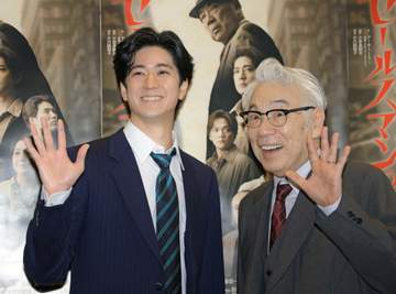 中島裕翔は「狂気の目」！？ イッセー尾形が笑顔でツッコみ“親子仲”の良さチラリ 共演舞台が初日
