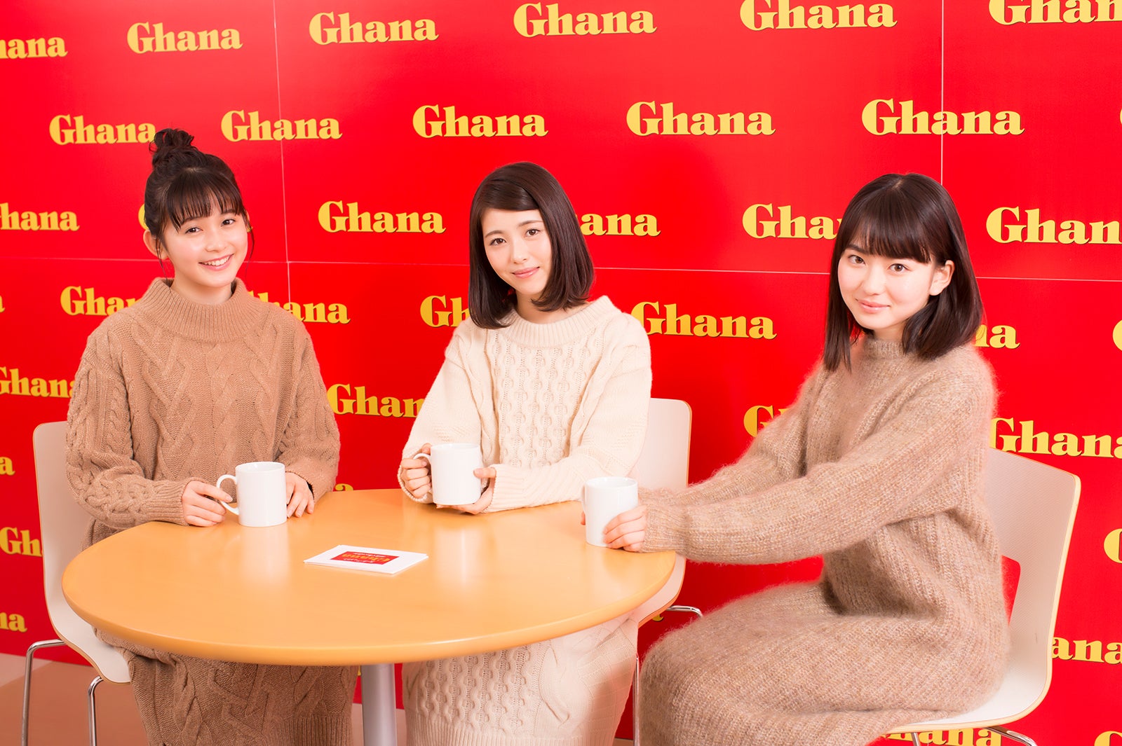 （左から）久間田琳加、浜辺美波、山田杏奈／新CMメイキングカット（提供画像）