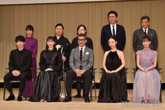 (下段)吉沢亮、長澤まさみ、中井貴一、MEGUMI、関水渚(上段)門脇麦、武内英樹監督、佐藤順子氏、高橋雅美氏、舘ひろし (C)モデルプレス