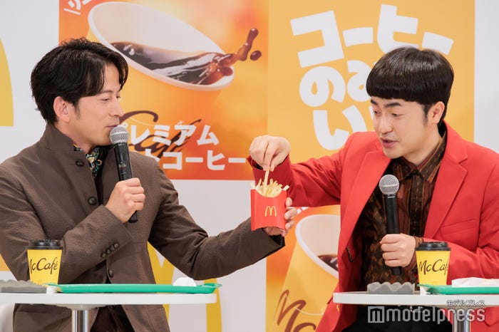 試食で用意されたポテトを赤木に分け与える岡田准一、赤木裕(C)モデルプレス