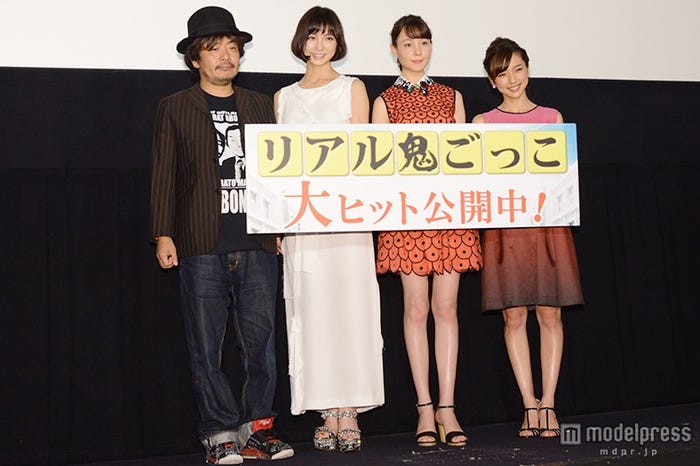 映画「リアル鬼ごっこ」初日舞台あいさつの様子/左から:園子温監督、篠田麻里子、トリンドル玲奈、真野恵里菜