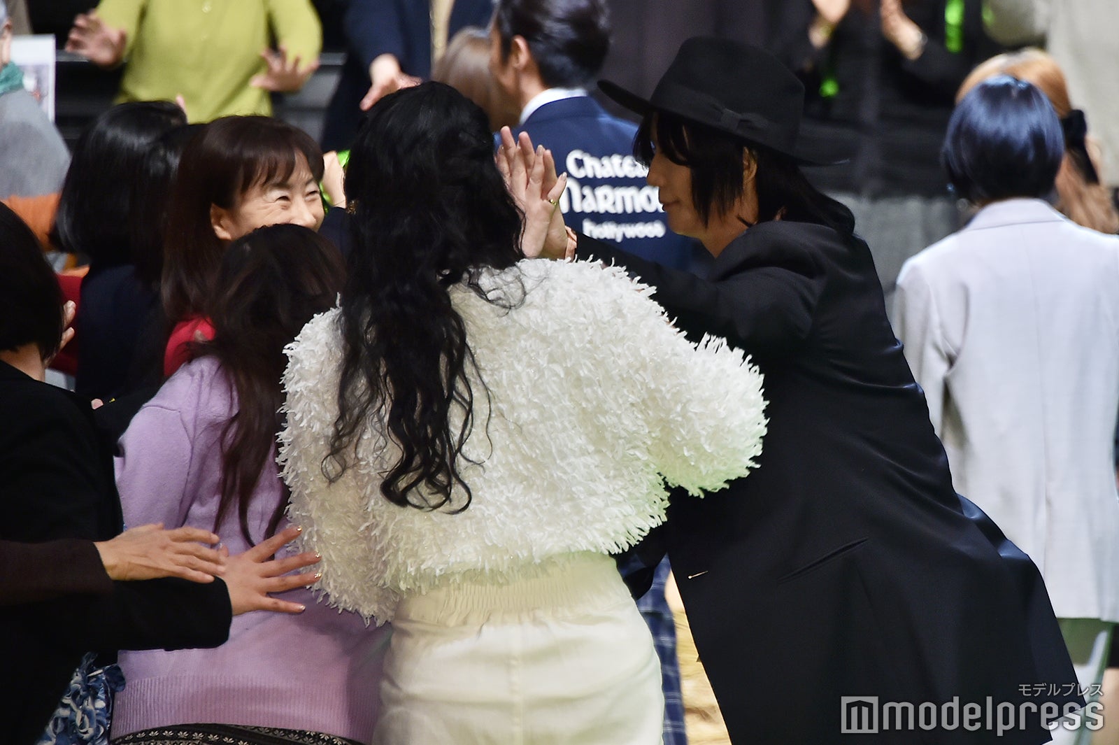 ファンと触れ合う京本政樹（C）モデルプレス