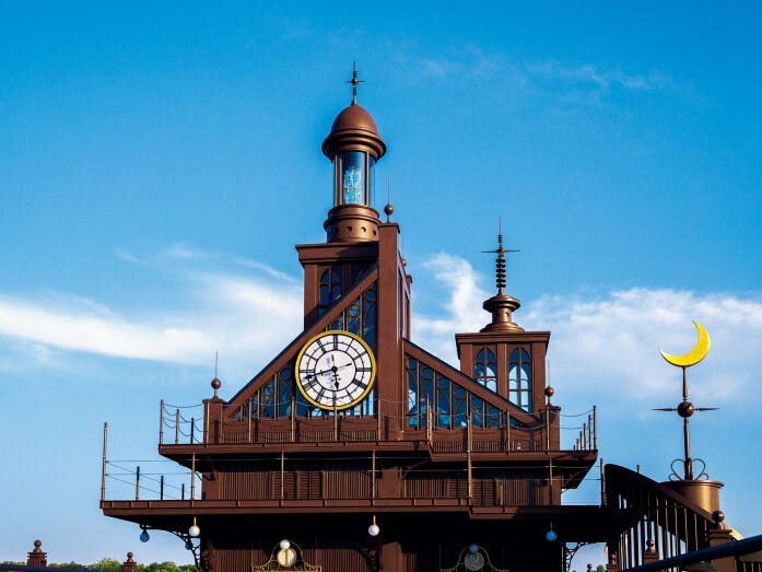 最寄り駅やバス停がある「愛・地球博記念公園」の公園北口から見える「ジブリパーク」の入口「エレベーター塔」