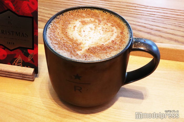 クリームにはペッパーミルで削ったフレッシュなナツメグをトッピング/「エッグノッグ ラテ」(C)モデルプレス