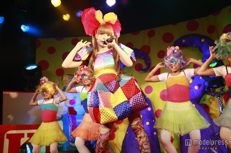 きゃりーの歴代衣装が集結　初の大型展示イベント開催