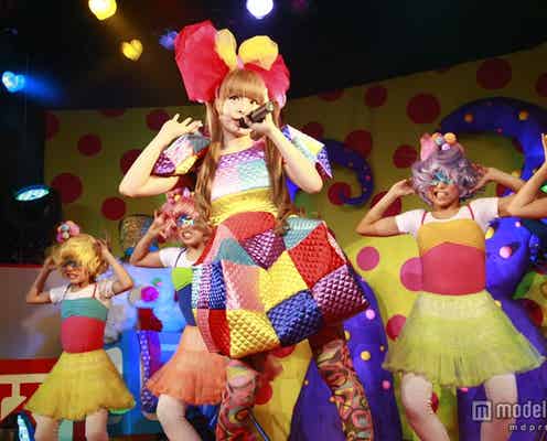 きゃりーの歴代衣装が集結 初の大型展示イベント開催