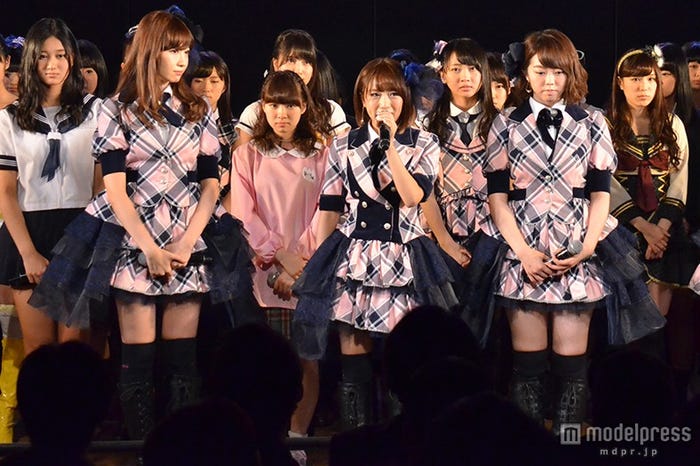 (左から)小嶋陽菜、高橋みなみ、峯岸みなみ(C)AKS