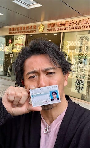 元TOKIO 山口達也、更新したての“運転免許証”を公開「イケメンすぎる」「かっこいい」