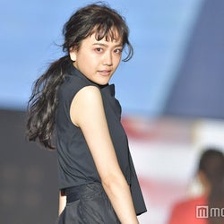 松井愛莉、ほっそり二の腕に釘付け 圧巻オーラ放つ<関コレ2018S/S>