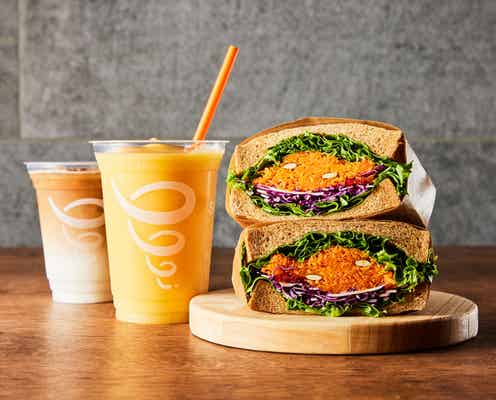 “世界初”ジャンバのデリカフェが東京駅に、定番スムージー&スイーツやデリプレートなど食が豊富