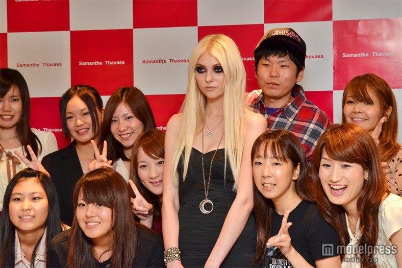 テイラー・モムセン（中央）