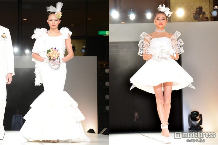 堂々とランウェイを歩く(左より)米島結子、西上まなみ