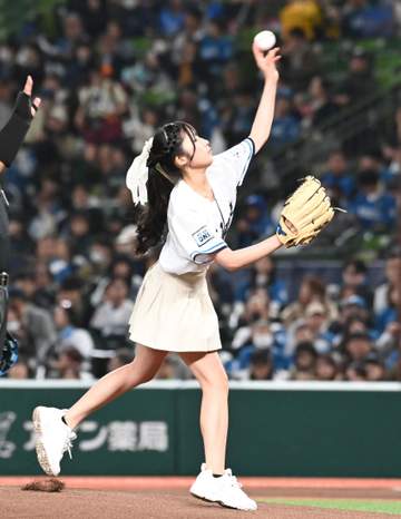 ポニテの大きな白リボンがひらり 14歳ミクチャライバーが始球式 ノーバンならずも左腕から力強い投球披露