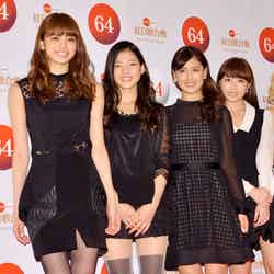 E-girls（左より）佐藤晴美、石井杏奈、藤井夏恋、鷲尾伶菜