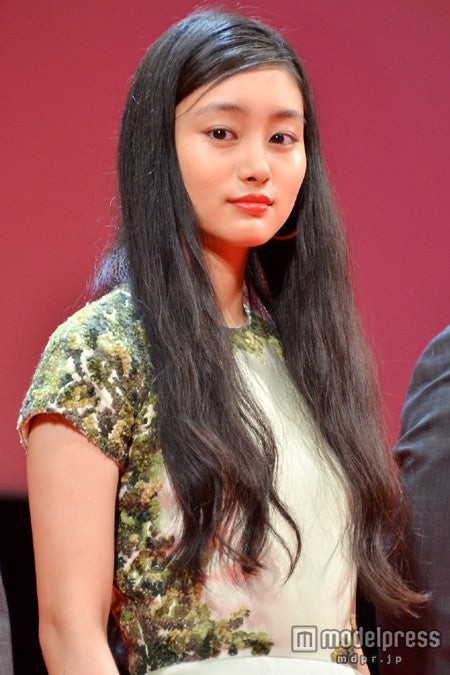 忽那汐里、網タイツ×赤リップで4000人の前に登場　渡辺謙ら豪華キャストが集結