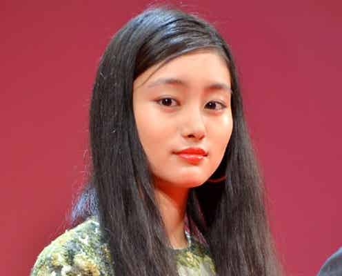 忽那汐里、網タイツ×赤リップで4000人の前に登場 渡辺謙ら豪華キャストが集結