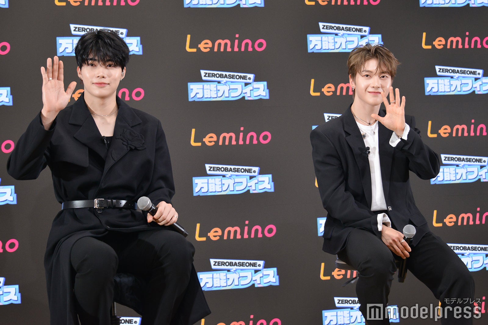 ファンへ手を振るパク・ゴヌク、ソク・マシュー（C）モデルプレス