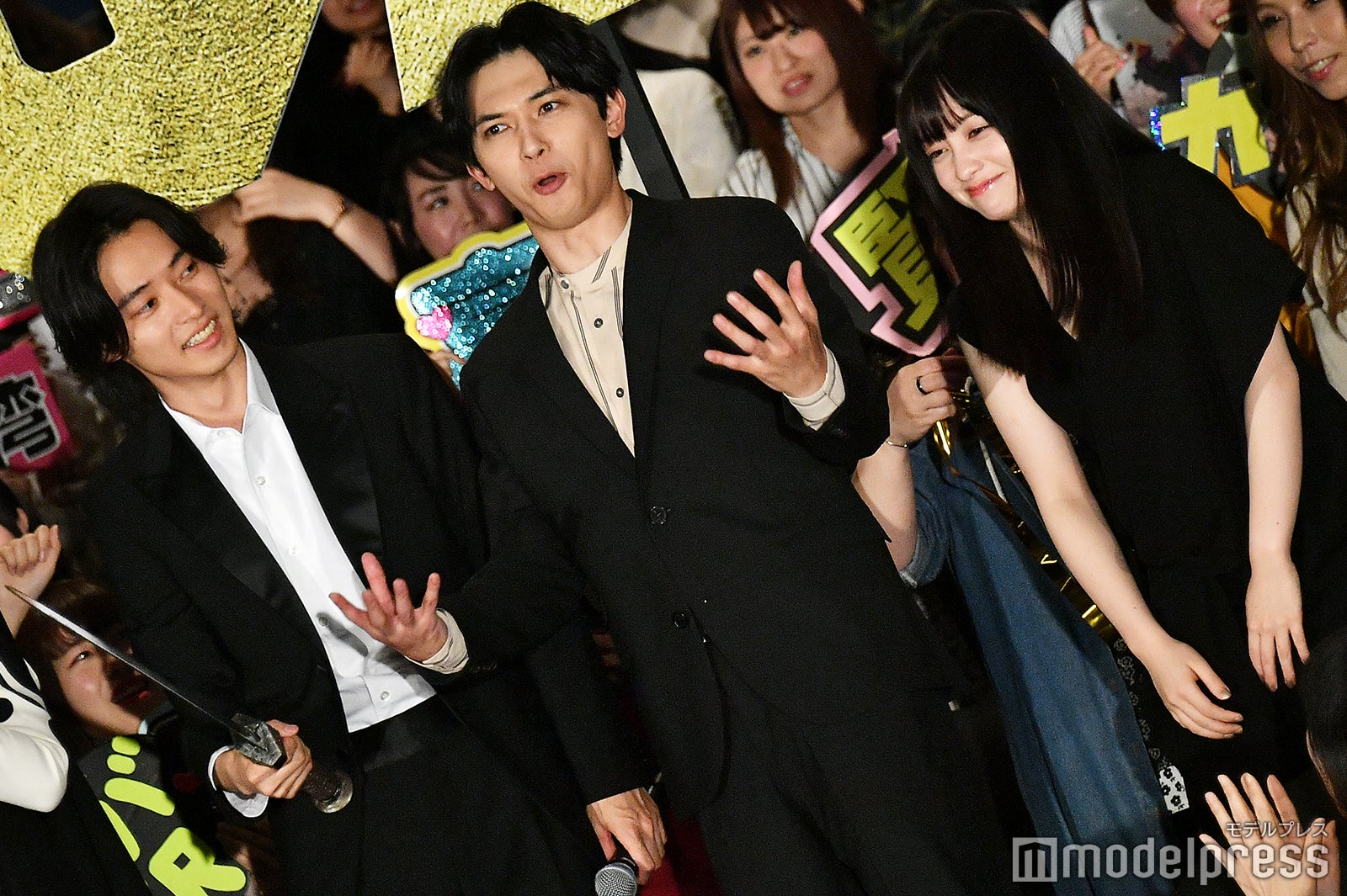 キャノン砲の音に驚いたことをジェスチャー付きで橋本環奈（右）に訴える吉沢亮（中央） （C）モデルプレス