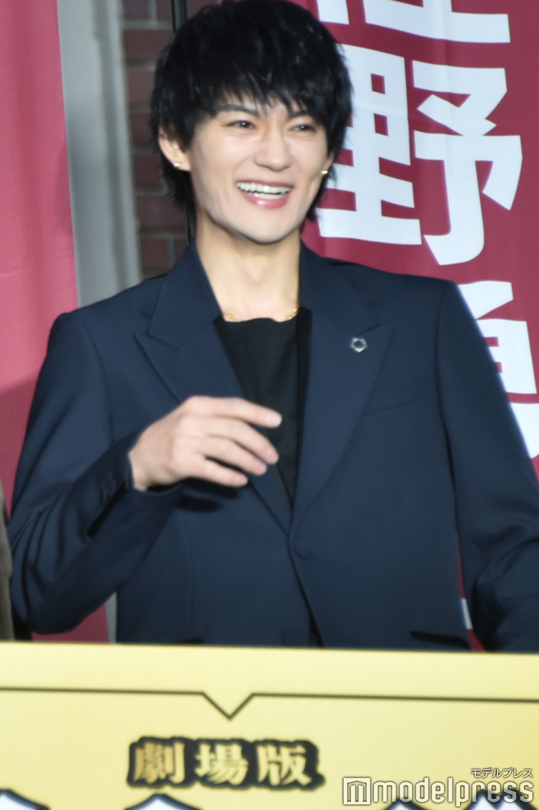 トリリオンポーズの向きを間違え観客にツッコまれる佐野勇斗（C）モデルプレス