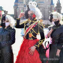 2021年に公開された映画『クルエラ』の主人公・クルエラの仮装をしたゲストの姿も（左から：Ozakiさん、ZebrinTomさん、akaneさん）（C）モデルプレス（C）Disney