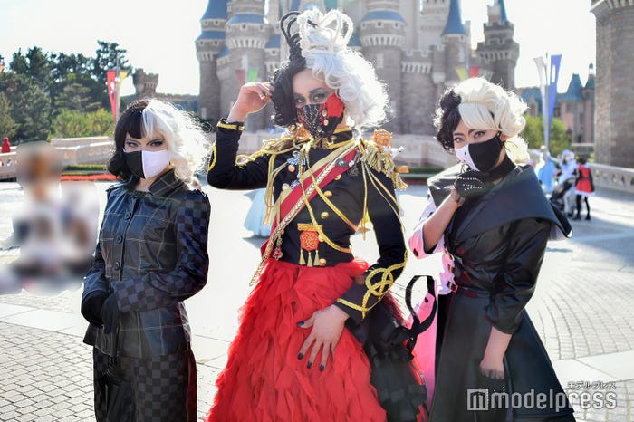 2021年に公開された映画『クルエラ』の主人公・クルエラの仮装をしたゲストの姿も(左から:Ozakiさん、ZebrinTomさん、akaneさん)(C)モデルプレス(C)Disney