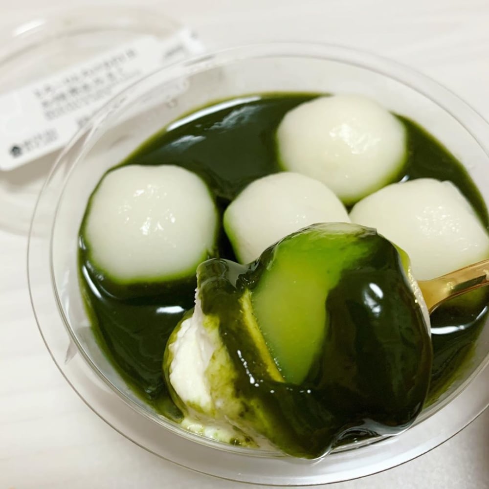 ローソンのとろ〜りとろける白玉お抹茶＆みるくをスプーンですくった写真写真