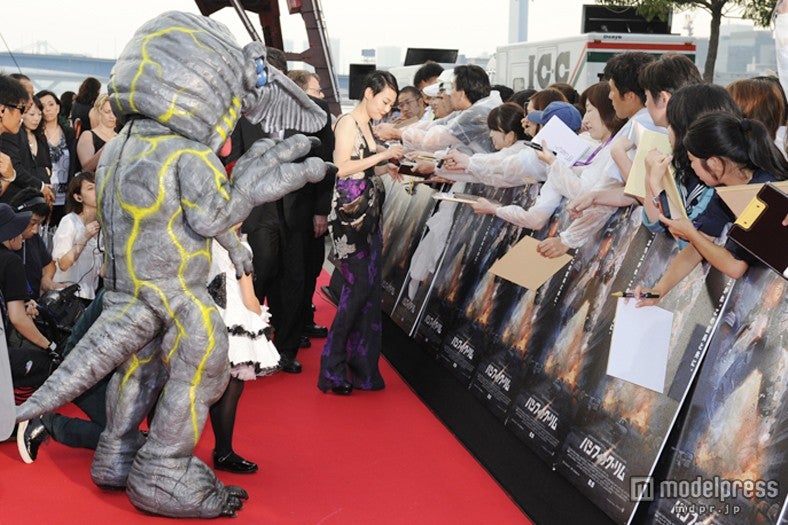 ファンのサインに応える菊地凛子