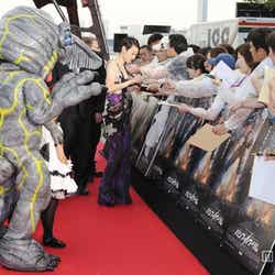 ファンのサインに応える菊地凛子