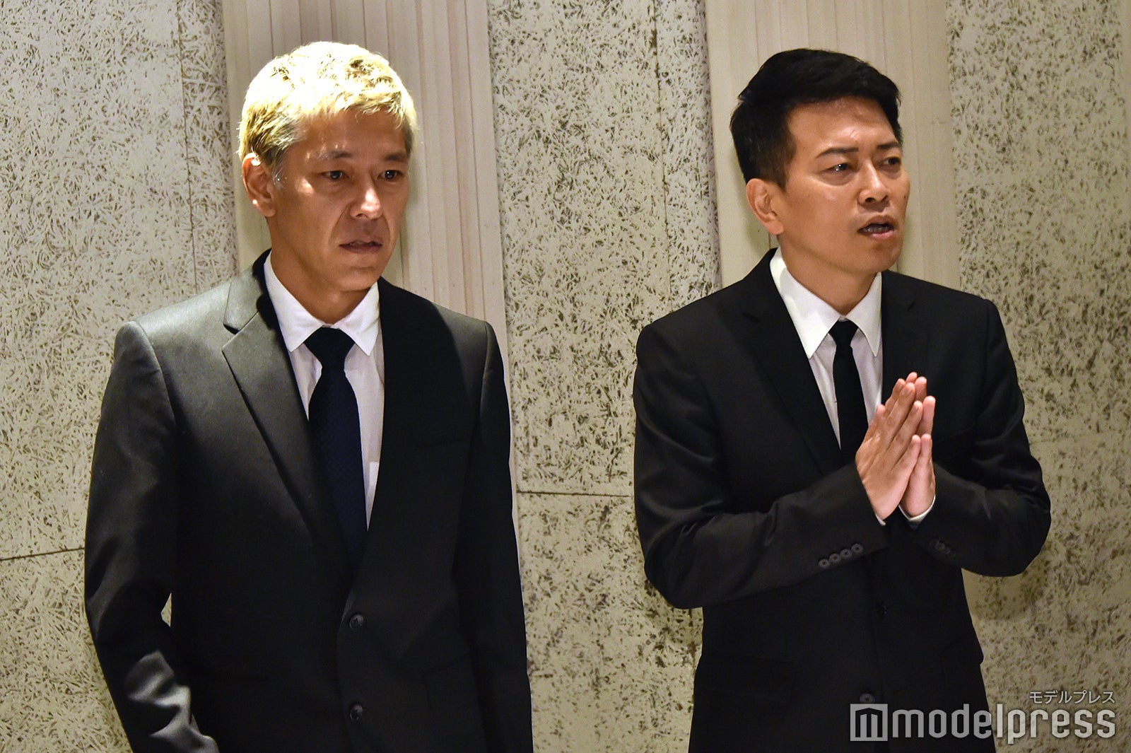 会見後、再び報道陣の前に姿を見せた田村亮、宮迫博之 （C）モデルプレス