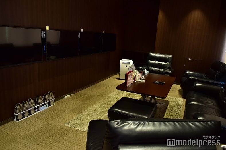 落ち着いた空間でのんびり過ごせる金シャチプレミアムラウンジ