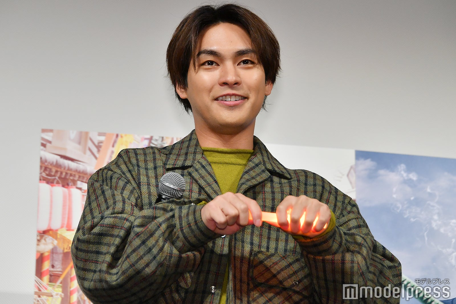 サイリウムを折って光らせる柳楽優弥 （C）モデルプレス