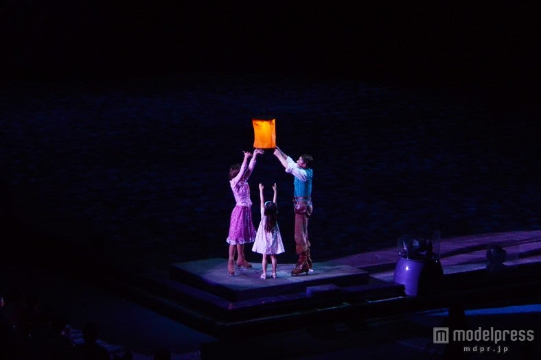 「ディズニー・オン・アイス」ランタンを上げる