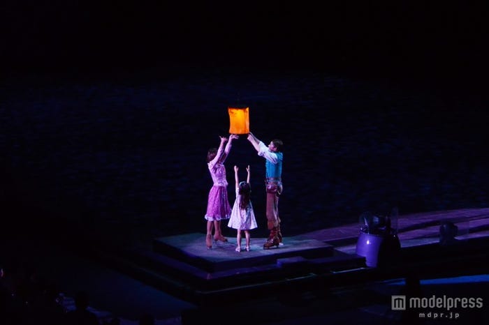 「ディズニー・オン・アイス」ランタンを上げる