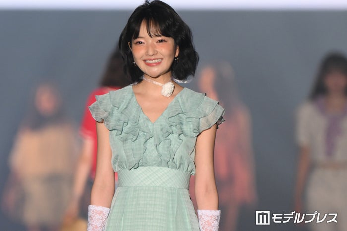 田中芽衣、熊本凱旋ランウェイ 鮮やかな色使いが春らしい【TGC熊本2024】