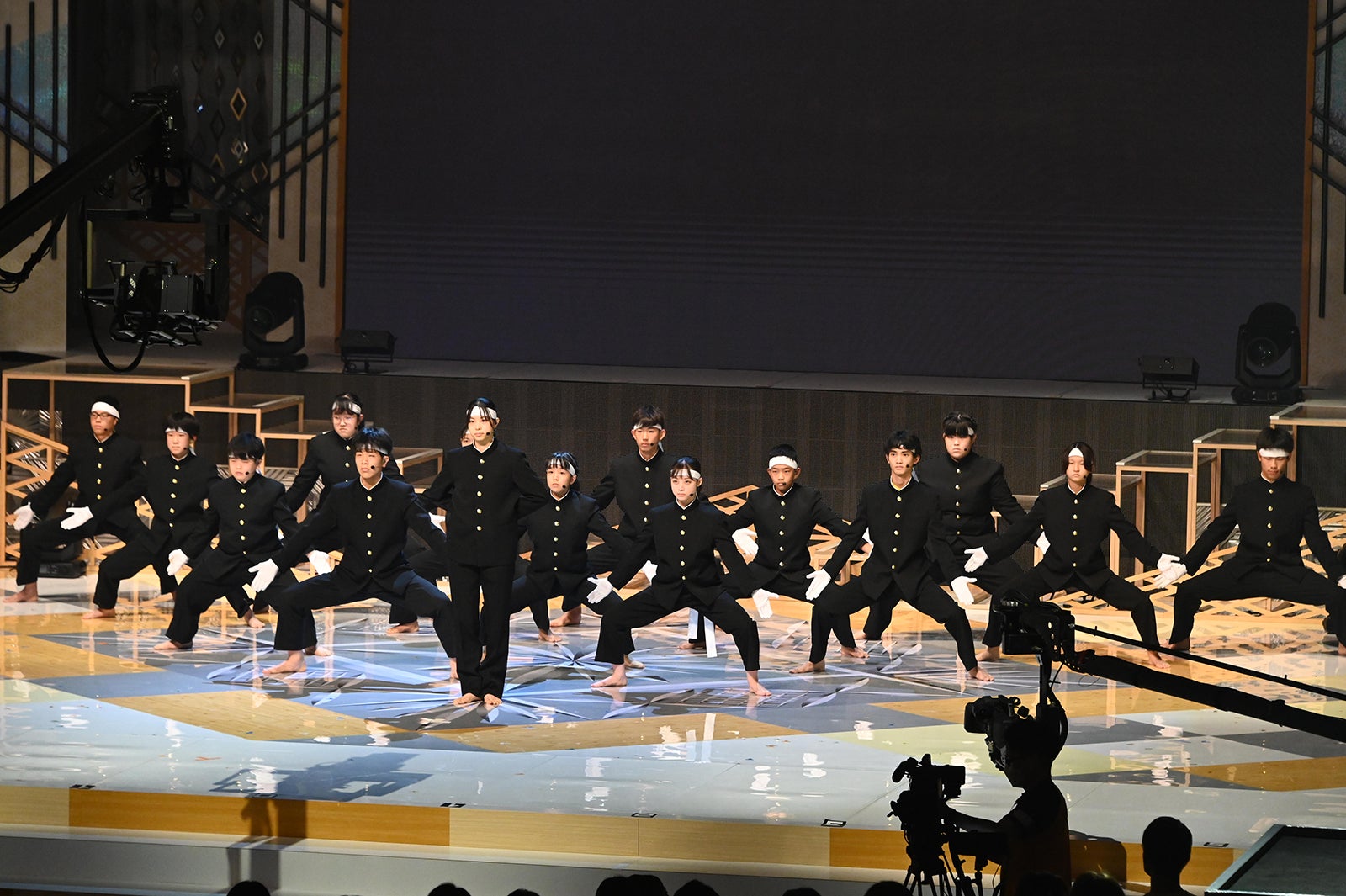 橋本環奈が涙　学ラン姿で耳の不自由な子どもたちと応援団パフォーマンス＜24時間テレビ45＞