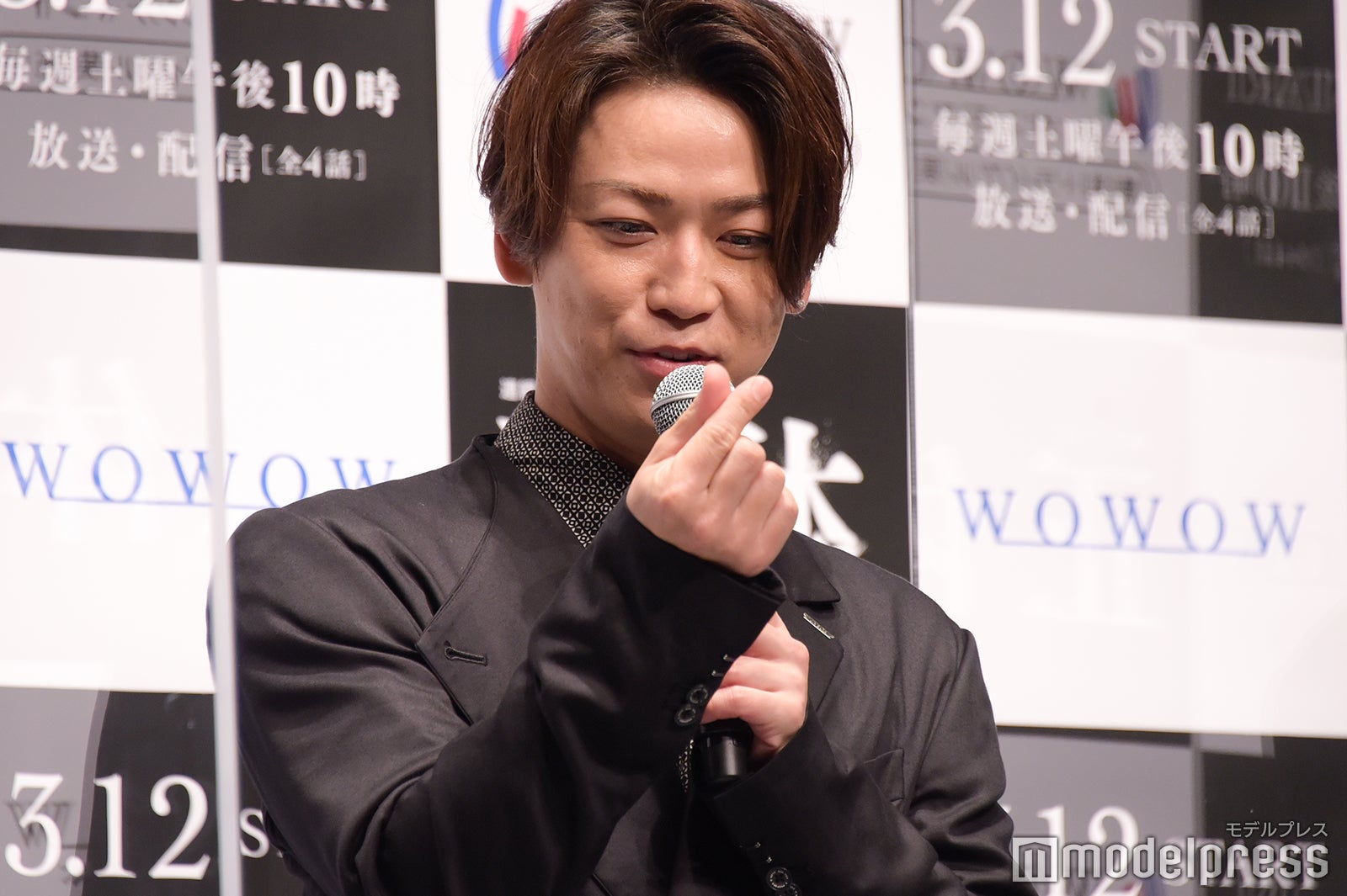 “指ハート”に挑戦してみる亀梨和也（C）モデルプレス