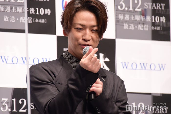 “指ハート”に挑戦してみる亀梨和也(C)モデルプレス
