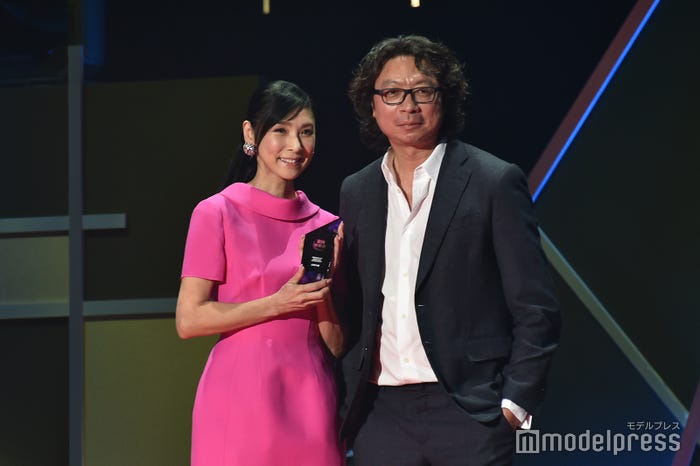 黒木瞳の受賞の様子 (C)モデルプレス