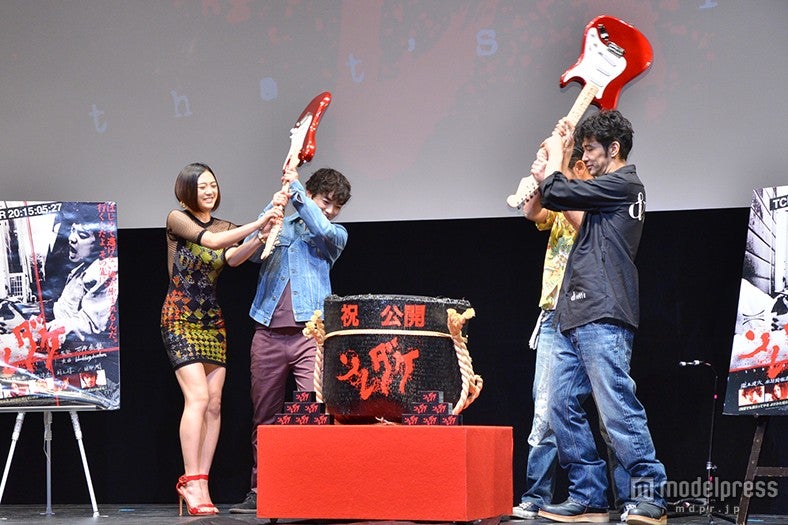 エレキギターで鏡割りを行う様子