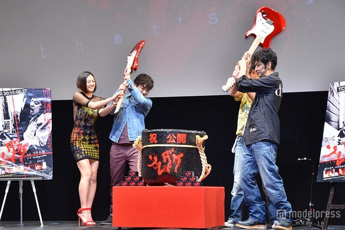 エレキギターで鏡割りを行う様子