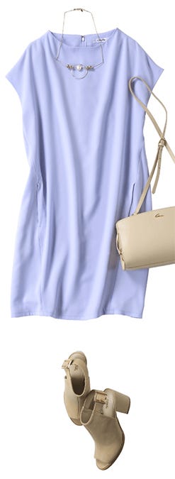 コクーンワンピース ¥23,000/デイジークレア西武池袋本店、ネックレス ¥6,000/TONAL、バッグ ¥14,800/サミール ナスリ ジェム、サンダル ¥9,000/TONAL(C)TOPLOG