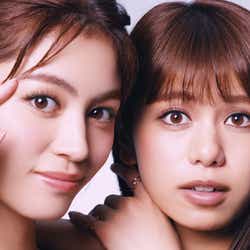 モデルプレス - E-girls楓&佐藤晴美が息ピッタリ 自然体の美しさで惹きつける