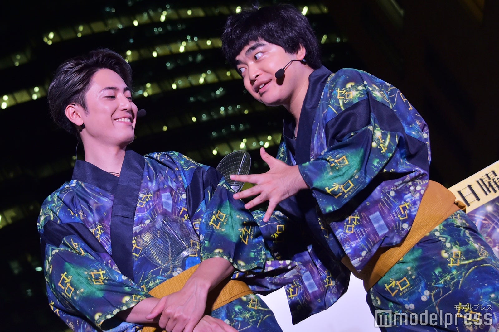 間宮祥太朗のボディにタッチしたい加藤諒 （C）モデルプレス