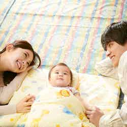 赤ちゃんを見つめてほっこりする久間田琳加（左）と瀬戸利樹（右） （C）撮影：ABCテレビ