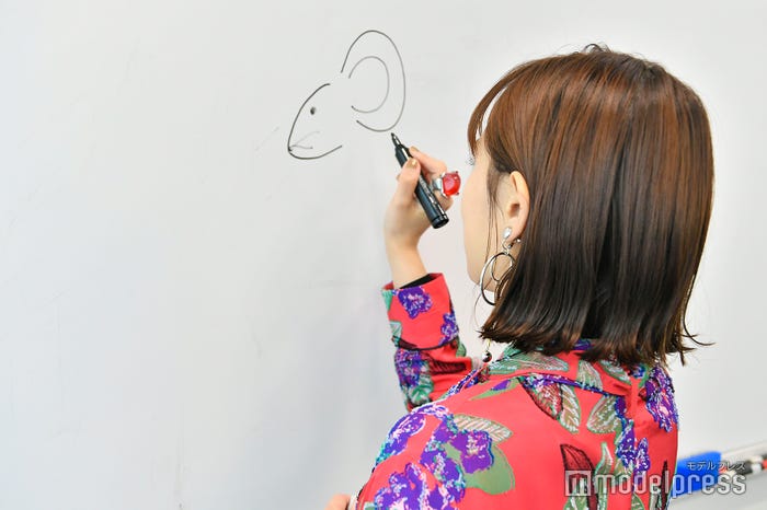 ホワイトボードになにやら描き出す…/大原櫻子(C)モデルプレス