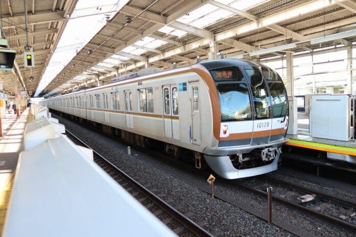 和光市駅で発車を待つ有楽町線新木場行き